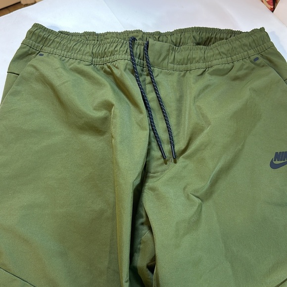 Men’s Nike Sportswear Woven Unlined Commuter Pants - Picture 3 of 12